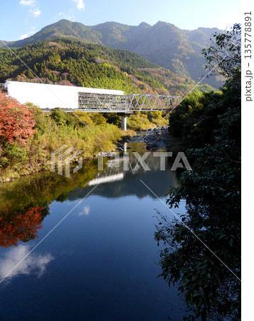 インフラ整備中の鉄橋と紅葉の風景 135778891