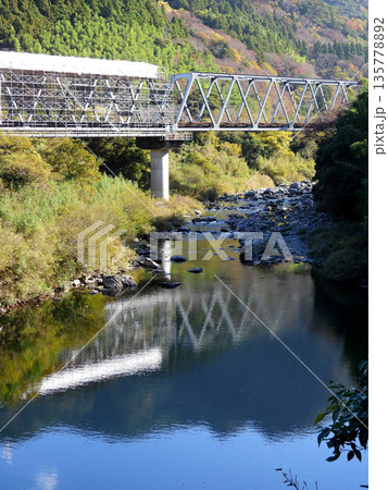 インフラ整備中の鉄橋と紅葉の風景 135778892