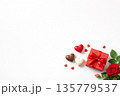 赤いバラとプレゼントと白い背景 135779537
