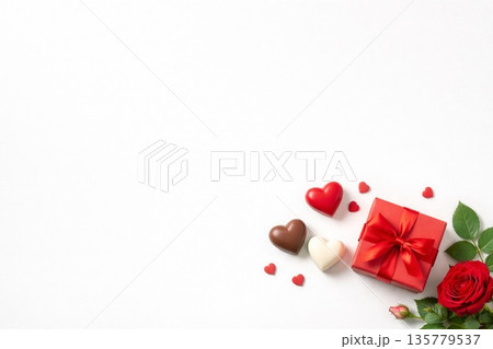 赤いバラとプレゼントと白い背景 135779537