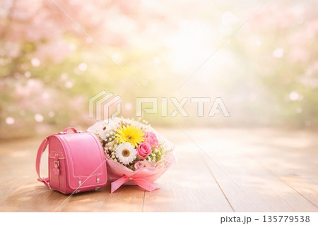 ピンクのランドセルと花束 ピンクのランドセルと花束 135779538