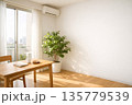 明るいリビング 135779539