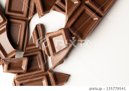 割れたチョコレートをクローズアップ撮影 135779541