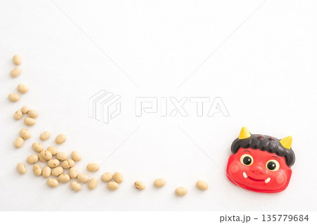 節分の豆と鬼の面 135779684