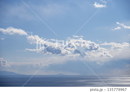 湘南平 空と海 青空 青い海 冬 1月 【神奈川県 平塚市】 135779967