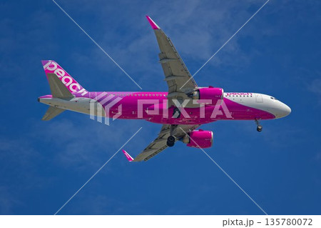 ピーチ航空の旅客機エアバスA320 ピーチ航空の旅客機エアバスA320 135780072