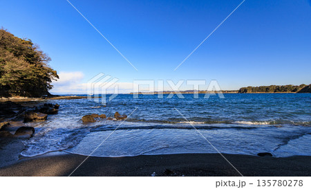 油壷の胴網海岸の冬 油壷の胴網海岸の冬 135780278
