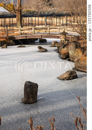 凍った池　群馬県中之条ガーデンズ 135780506