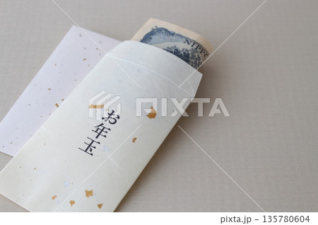 お年玉イメージ　ポチ袋　(お金　入れ方　折り方)【アップ　シンプル　コピースペース】 135780604