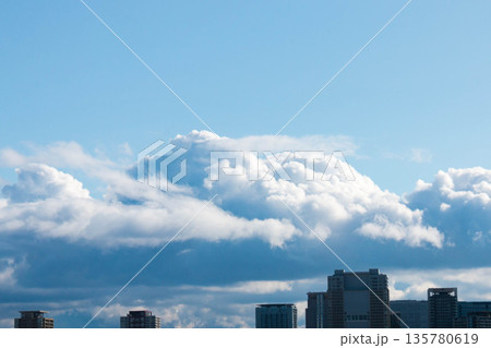 積雲に覆われるビル群 積雲に覆われるビル群 135780619