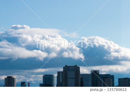 積雲に覆われるビル群 積雲に覆われるビル群 135780622