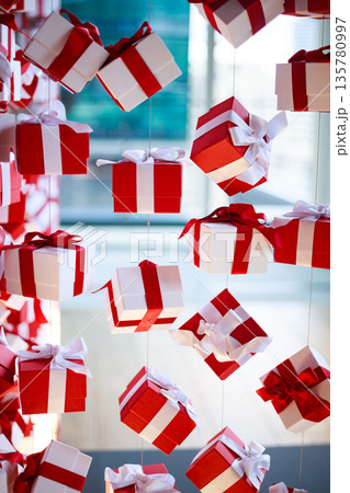 赤と白のギフトボックスが並ぶクリスマス装飾 赤と白のギフトボックスが並ぶクリスマス装飾 135780997