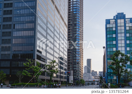 夕暮れ時の都会のビル群と街路 135781264