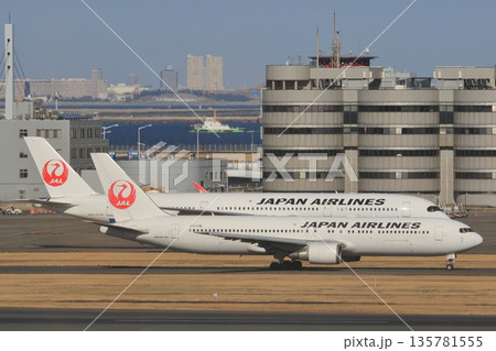 誘導路を走る2機の旅客機　滑走路に向かう旅客機 135781555