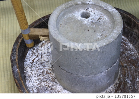 そばの実を挽く石臼　石臼 135781557