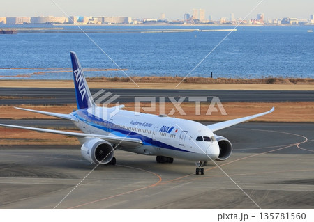 スポットに入ってくる旅客機　ジェット機の到着イメージ　出発イメージ 135781560