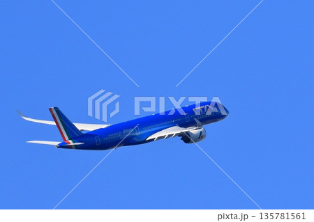 旋回上昇していく航空機　上昇するITA機 135781561