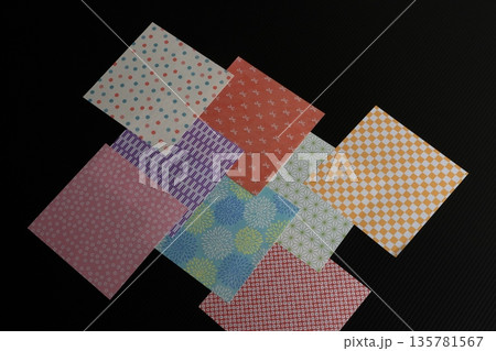 カラフルな千代紙　色とりどりの折り紙 135781567