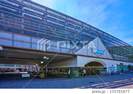 東京都世田谷区の小田急線 経堂駅の北口をロータリーから見る 東京都世田谷区の小田急線 経堂駅の北口をロータリーから見る 135781677