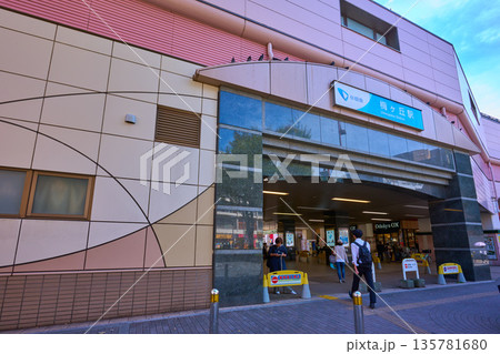 東京都世田谷区の小田急線 梅ヶ丘駅の北口を見る 135781680