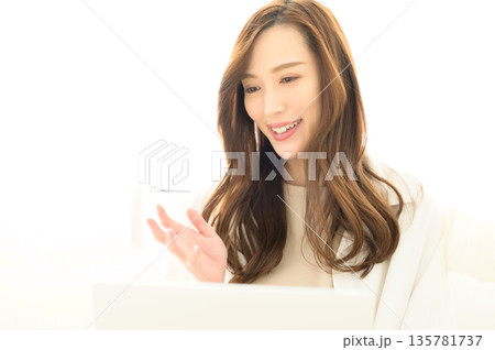 ノートパソコンを見る女性 135781737