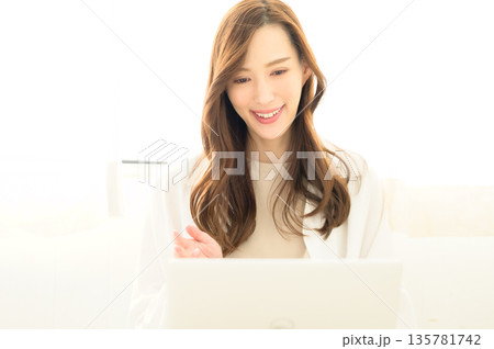 ノートパソコンを見る女性 ノートパソコンを見る女性 135781742