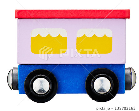 雪の窓が描かれた木製おもちゃの客車 ピンクと青の列車パーツ 切り抜き素材 雪の窓が描かれた木製おもちゃの客車 ピンクと青の列車パーツ 切り抜き素材 135782163