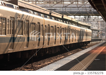 夕方のホームに佇む小田急5200形電車_2010/12/20撮影 夕方のホームに佇む小田急5200形電車_2010/12/20撮影 135782278