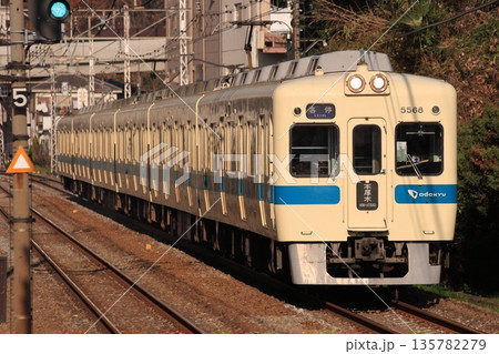 夕方の小田急線を走行する5200形電車の各駅停車_2010/12/20撮影 135782279