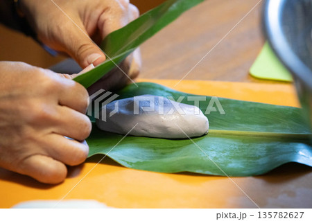 ムーチー作り 135782627