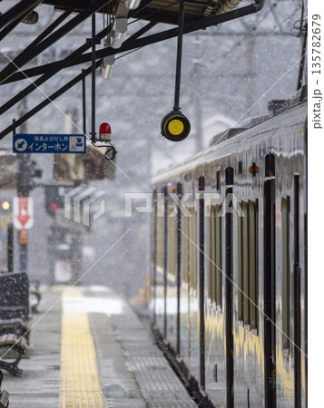 雪が降る駅のホームと電車の風景 135782679