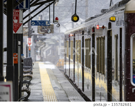 雪が降る駅のホームと電車の風景 雪が降る駅のホームと電車の風景 135782681