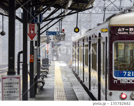 雪が降る駅のホームと電車の風景 135782682