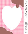 溶けたチョコレートとハートのフォトフレーム背景、ピンクのチェック柄A4縦 135782752