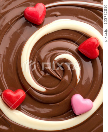 ハートチョコレートが彩るチョコレートとクリームの渦 135782816