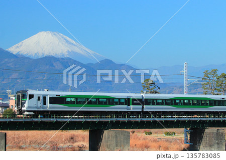 霊峰富士を仰ぎながら川音川を渡るE257系5500番台。 135783085