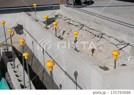 鉄筋上部の安全キャップ　 135783086