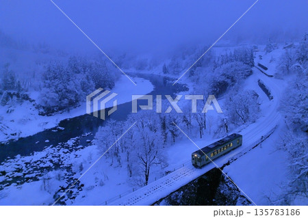 雪景色の飯山線 雪景色の飯山線 135783186