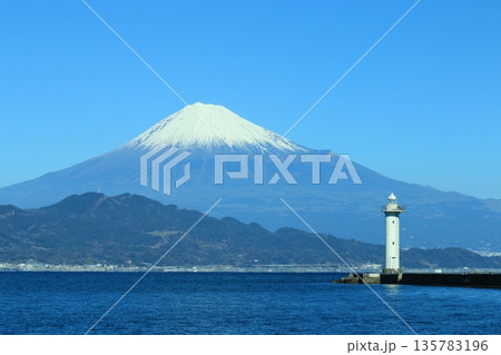 清水港の灯台と富士山 清水港の灯台と富士山 135783196