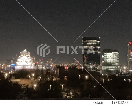 夜に光り輝く大阪城 夜に光り輝く大阪城 135783288