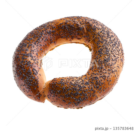 Ruddy bagel with top sprinkled with poppy seeds, on a white background in isolation 135783648