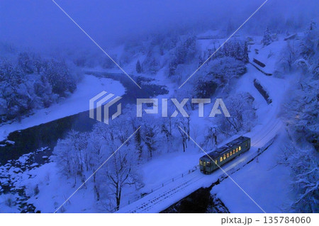 雪景色の飯山線 135784060