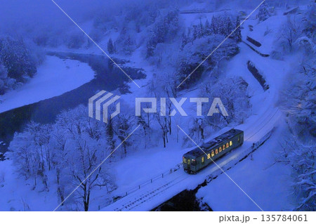雪景色の飯山線 135784061