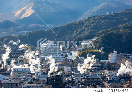 別府鉄輪温泉の湯けむり 135784488