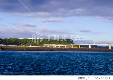 沖縄・浜比嘉島 離島を結ぶ大橋 沖縄・浜比嘉島 離島を結ぶ大橋 135784494