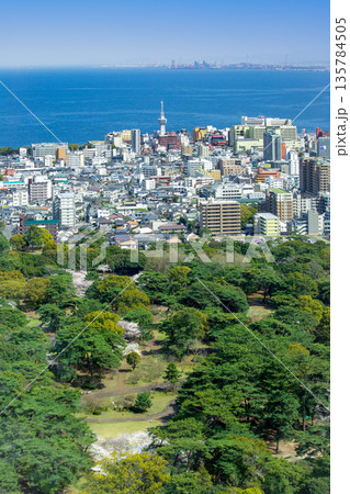 グローバルタワーから見た別府の街並みと別府湾・大分臨海コンビナート グローバルタワーから見た別府の街並みと別府湾・大分臨海コンビナート 135784505