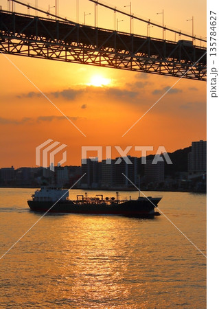 関門海峡の夕日 135784627
