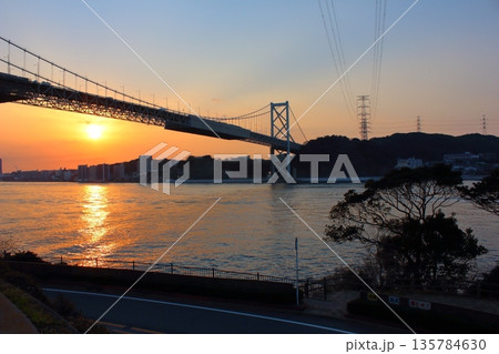 関門海峡の夕日 135784630