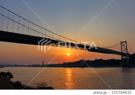 関門海峡の夕日 関門海峡の夕日 135784632