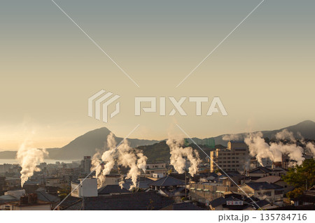 別府市街地 朝焼けと湯けむり 別府市街地 朝焼けと湯けむり 135784716